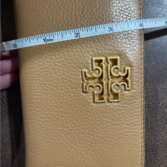 Tory Burch Britten Wallet - Picture 8 of 10